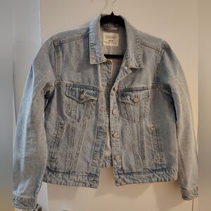 👍Light Wash Denim Jacket - Size Medium